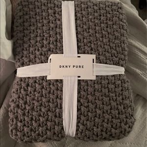 Dkny throw blanket. 50x60. New